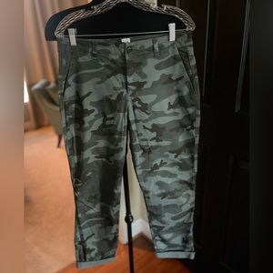 GAP Camo Girlfriend Khaki size 6 NWOT